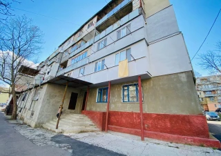 Spre vânzare cameră în cămin familial, situată în sectorul Ciocana, str. Maria Drăgan.