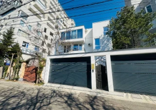 Casă in Still Duplex în 4 nivele! Riscani, str. Nadejda Russo, 350 m2 + 4 ari! Euroreparație! Zona Privata!!!