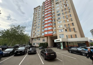 Chirie! Bloc Nou. 2 camere + living. Priveliste Panoramica!!!