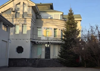 Clădire individuală de închiriat | Centru | 10 ari teren