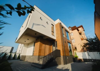 Vînd casă modernă, amplasată pe un teren de 5 ari în sect. Râșcani | str. Victoriei, în apropiere de pădure și cu priveliște spre oraș.