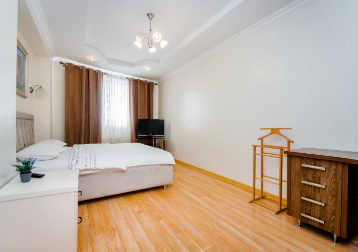 Apartament 3 odăi Centru str.Lev Tolstoi 24/18