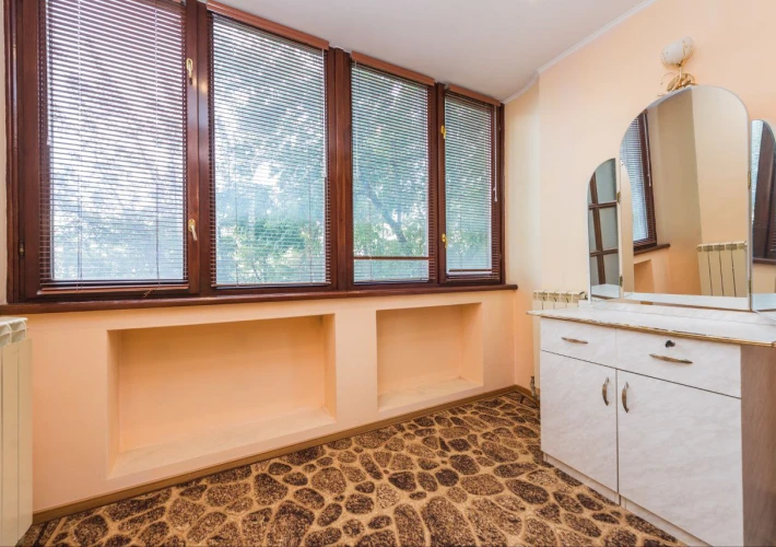 Vând apartament cu 3 camere separate,str.Ion Creangă.6