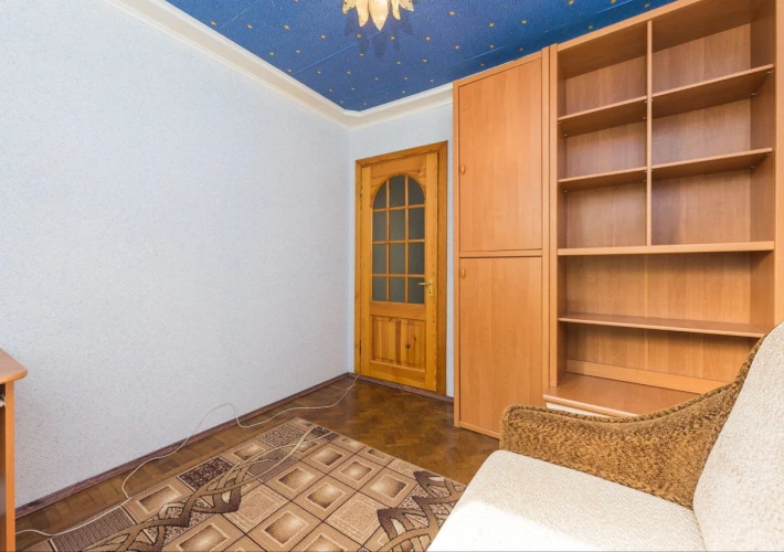 Vând apartament cu 3 camere separate,str.Ion Creangă.8