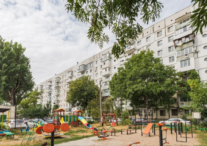 Vând apartament cu 3 camere separate,str.Ion Creangă.14
