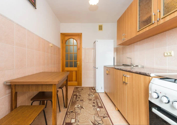 Vând apartament cu 3 camere separate,str.Ion Creangă.12