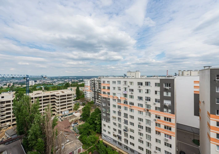 Vând apartament cu 3 camere separate,str. Sprâncenoaia.8