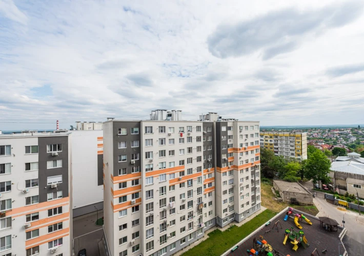 Vând apartament cu 3 camere separate,str. Sprâncenoaia.9