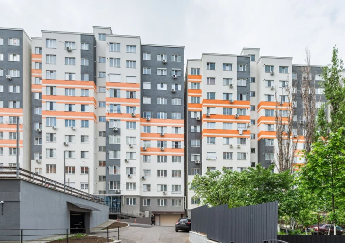Vând apartament cu 3 camere separate,str. Sprâncenoaia.6