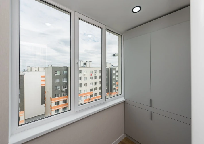 Vând apartament cu 3 camere separate,str. Sprâncenoaia.15