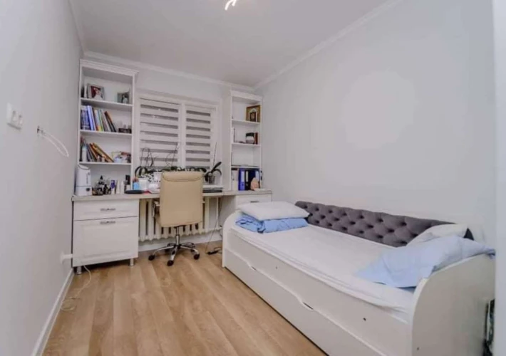 Продается 3-комнатная квартира, сектор Старая Почта, улица Магда Исанос, этаж 1 из 5.4