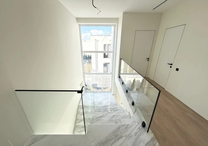 Vînd casă modernă, amplasată pe un teren de 5 ari în sect. Râșcani | str. Victoriei, în apropiere de pădure și cu priveliște spre oraș.2