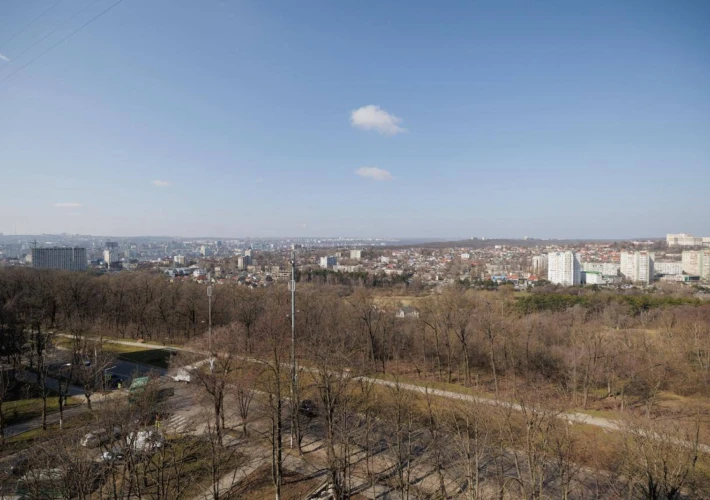 Parc! Sect. Rîșcani, str. Miron Costin. 1 cameră. Necesită reparație! Priveliște spre pădure!!!10