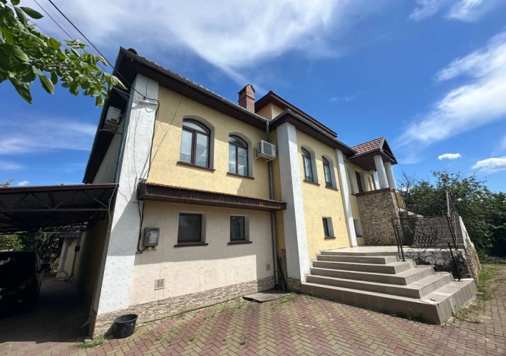 Предлагаем к продаже современный двухэтажный дом, расположенный в г. Будешть, ул. 8 Марта.4