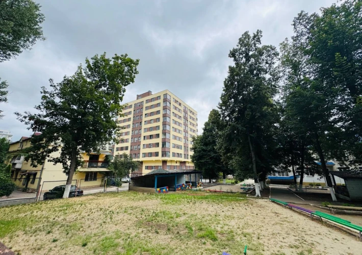 Vă prezentăm un imobil foarte generos, cu 1 odăie + living, amplasat în sectorul Râșcani, strada Braniștii.7