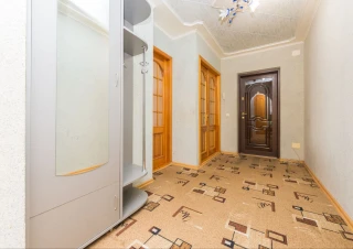 Vând apartament cu 3 camere separate,str.Ion Creangă.7