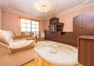 Vând apartament cu 3 camere separate,str.Ion Creangă.