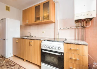 Vând apartament cu 3 camere separate,str.Ion Creangă.13