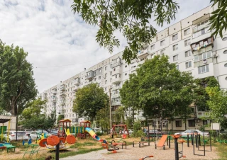 Vând apartament cu 3 camere separate,str.Ion Creangă.14