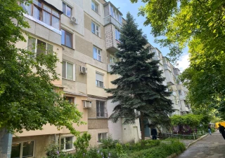 Parc! Sec. Râșcani, str. Florilor, 2 camere. Reparație Medie! De mijloc! Incalzire Autonoma!!!