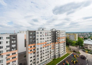 Vând apartament cu 3 camere separate,str. Sprâncenoaia.9