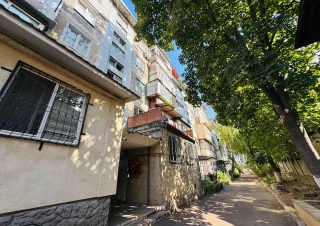 Продается 3-комнатная квартира, сектор Старая Почта, улица Магда Исанос, этаж 1 из 5.11