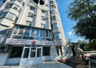 Сдается в аренду светлое коммерческое помещение на 2 уровнях, расположенное на первом этаже нового 8-этажного дома, построенного компанией MoldConstruct, на улице Мирон Костин, в районе Рышканы.