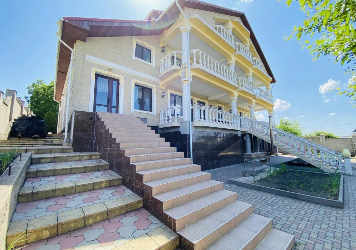 Casă în 4 niveluri! Ciocana, str. Chicago, 300 m2 + 18 ari. Euroreparație! Saună + Bazin!!!1