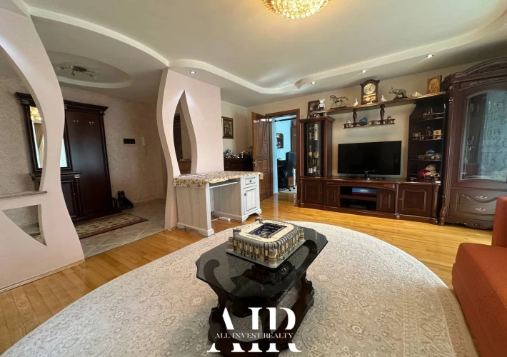 Продается квартира – 2 комнаты + гостиная, 85 кв., ул. Страдэла Студенцилор, сектор Почта Веке.1