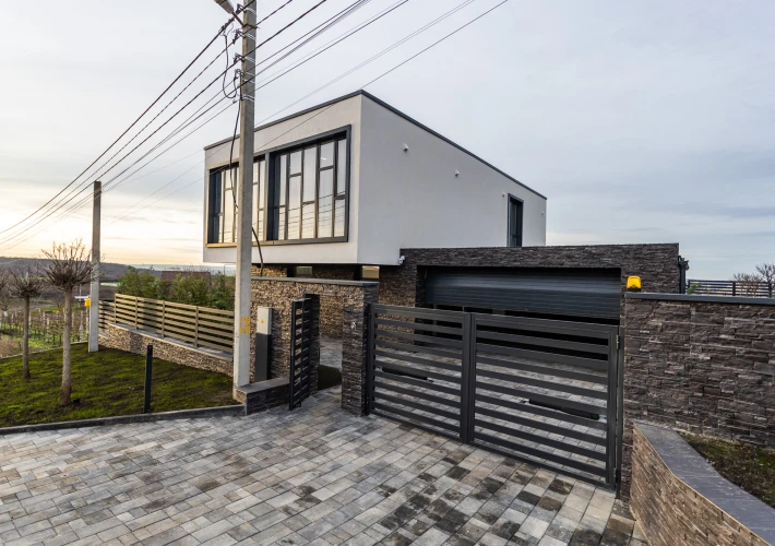 Casă exclusivă High-Tech cu piscină proprie | Zonă rezidențială nouă – Colonița1