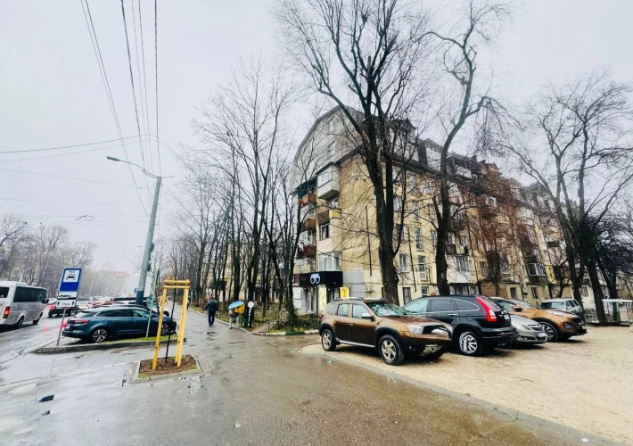 Sec. Riscani, str. Alecu Russo. Parc. 1 cameră + living de tip Mansarda. Euroreparatie!!!1