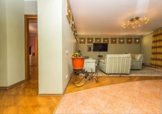 Parc! Sec. Râșcani, str. Florilor, 2 camere + Living. Euroreparație! De mijloc! Incalzire Autonoma!!!2