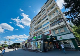 Prima Linie! Bd. Moscova, sector Râșcani. 3 camere. Bilateral! Încălzire autonomă!