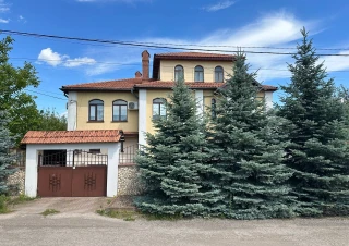 Предлагаем к продаже современный двухэтажный дом, расположенный в г. Будешть, ул. 8 Марта.1
