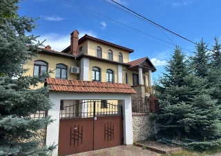 Предлагаем к продаже современный двухэтажный дом, расположенный в г. Будешть, ул. 8 Марта.3