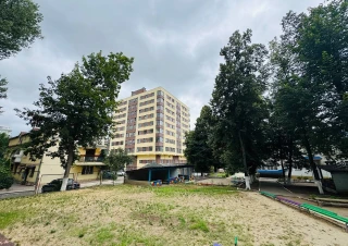 Vă prezentăm un imobil foarte generos, cu 1 odăie + living, amplasat în sectorul Râșcani, strada Braniștii.7