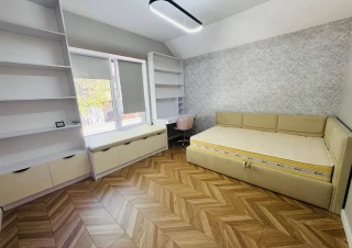 Продается двухэтажный дом, расположенный в коммуне Бэчой, улица Ливиу Деляну.6